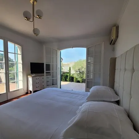 Holiday home Les Pins : De Charme Avec Piscine *